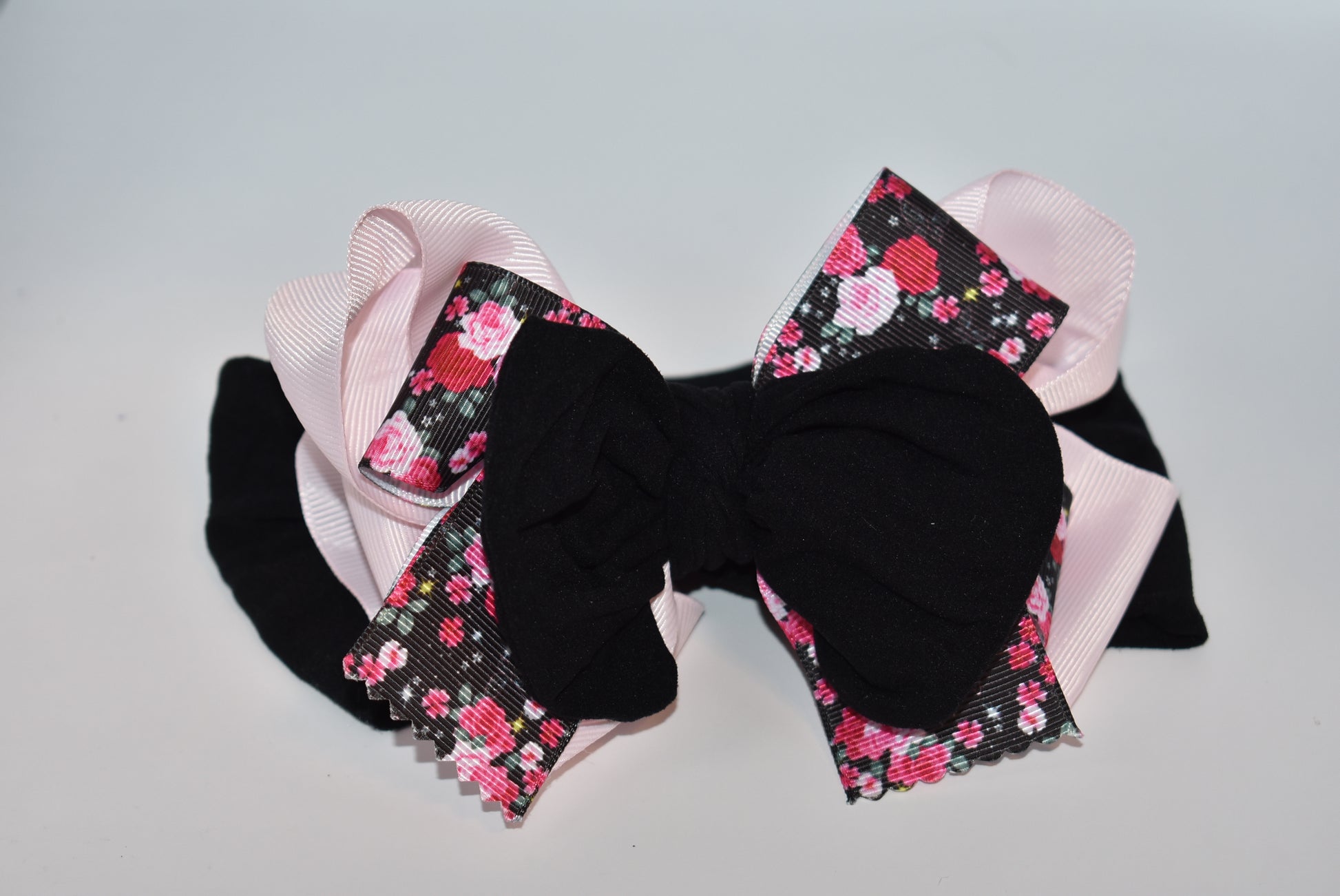 Add a splash of charm with this soft black and pink nylon headband featuring a lovely flower motif ribbon at the center 🌸. Its layered design brings extra beauty and fun, perfect for all ages! A unique, one-of-a-kind accessory to brighten up any outfit 🎀✨.