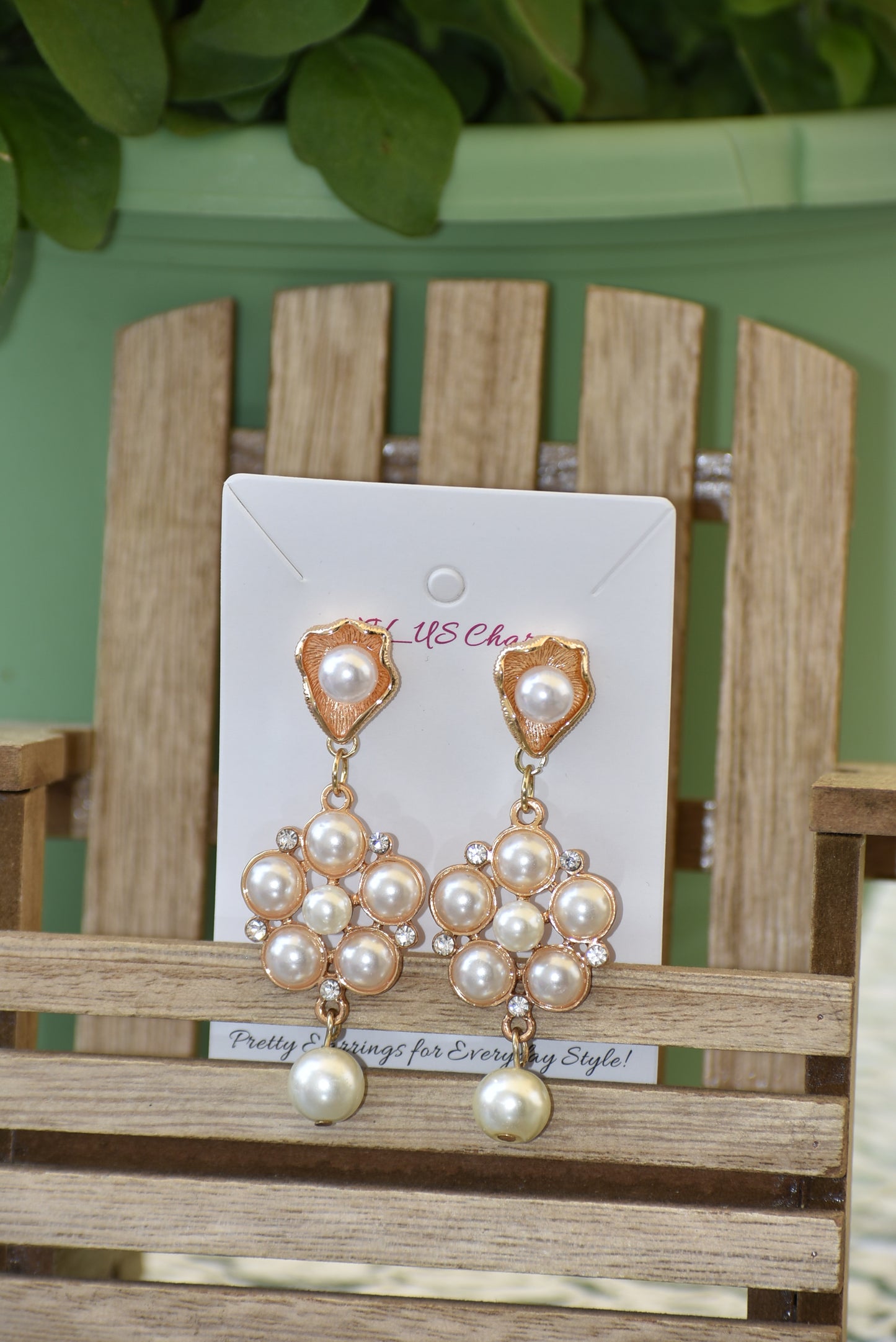 This luxurious Wedding Collection 13 features prestigious posts crafted from pearl and gold that hold a stunning cluster of pearls and crystals. A single suspended pearl adds an elegant finishing touch. Perfect for special occasions or any time you want to make a statement.