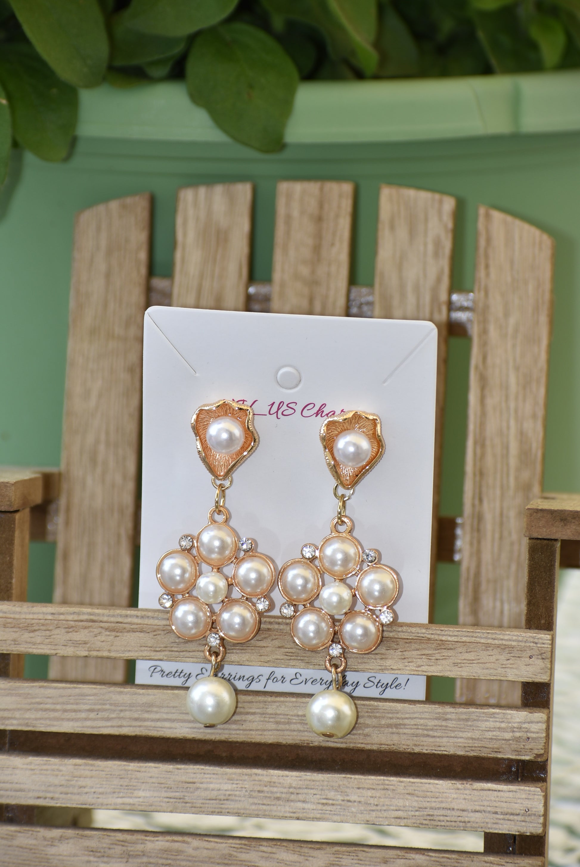 This luxurious Wedding Collection 13 features prestigious posts crafted from pearl and gold that hold a stunning cluster of pearls and crystals. A single suspended pearl adds an elegant finishing touch. Perfect for special occasions or any time you want to make a statement.