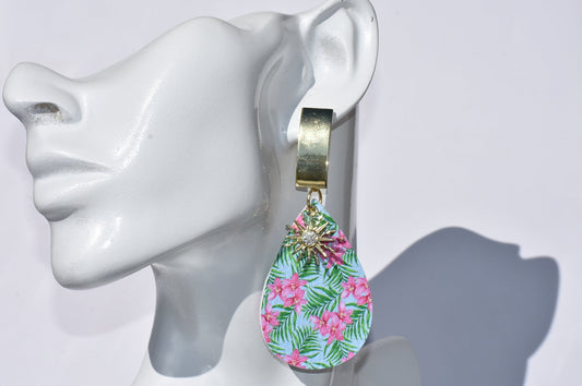 Experience the beauty of Key West with the Key West Collection earrings! Featuring a Hawaiian flower, palm tree, and sunburst charm boasting small crystals, these funky post earrings will make sure you make a statement everywhere you go. So go ahead and plan your island vacation - it's time to experience the Key West WOW factor! 🌴🌺🤩