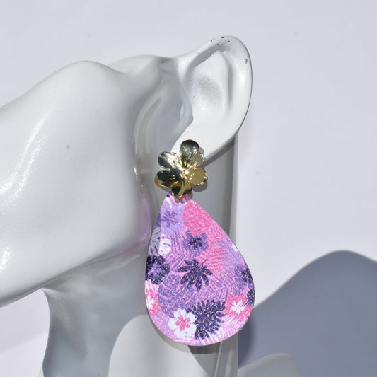 These fun Key West Collection earrings are the perfect mix of pink, purple, and white! Their Hawaiian print and faux leather teardrop design make them stand out. Plus, the gold filled flower posts keep them comfortable all day! Time to fall in love—😍😍🤩!