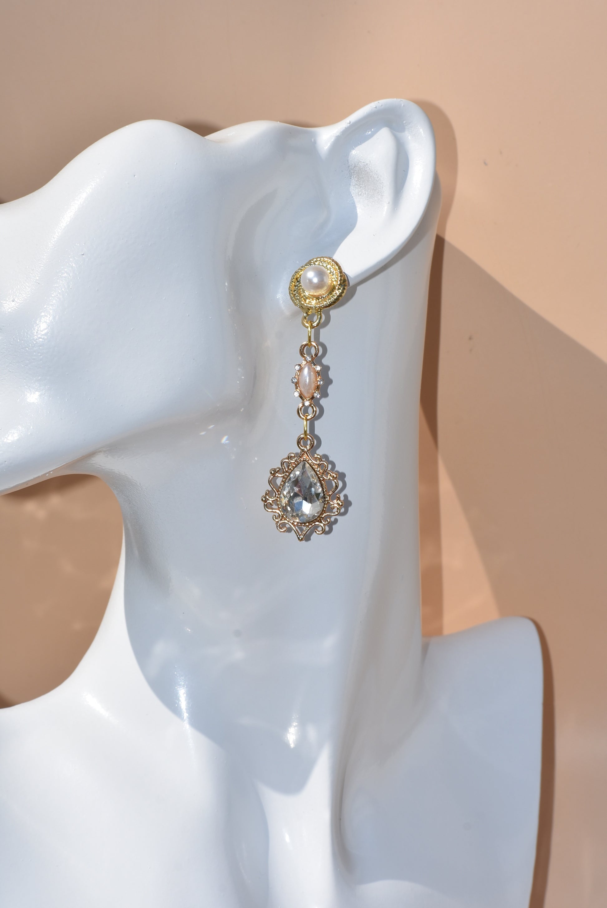 Make a lasting impression on your big day with our Wedding Collection 12 earrings! Handcrafted with hypoallergenic pearl posts and a dazzling cubic zirconia diamond pendant hanging from a beautiful pearl connector, this one-of-a-kind piece is the perfect accessory for any bride.