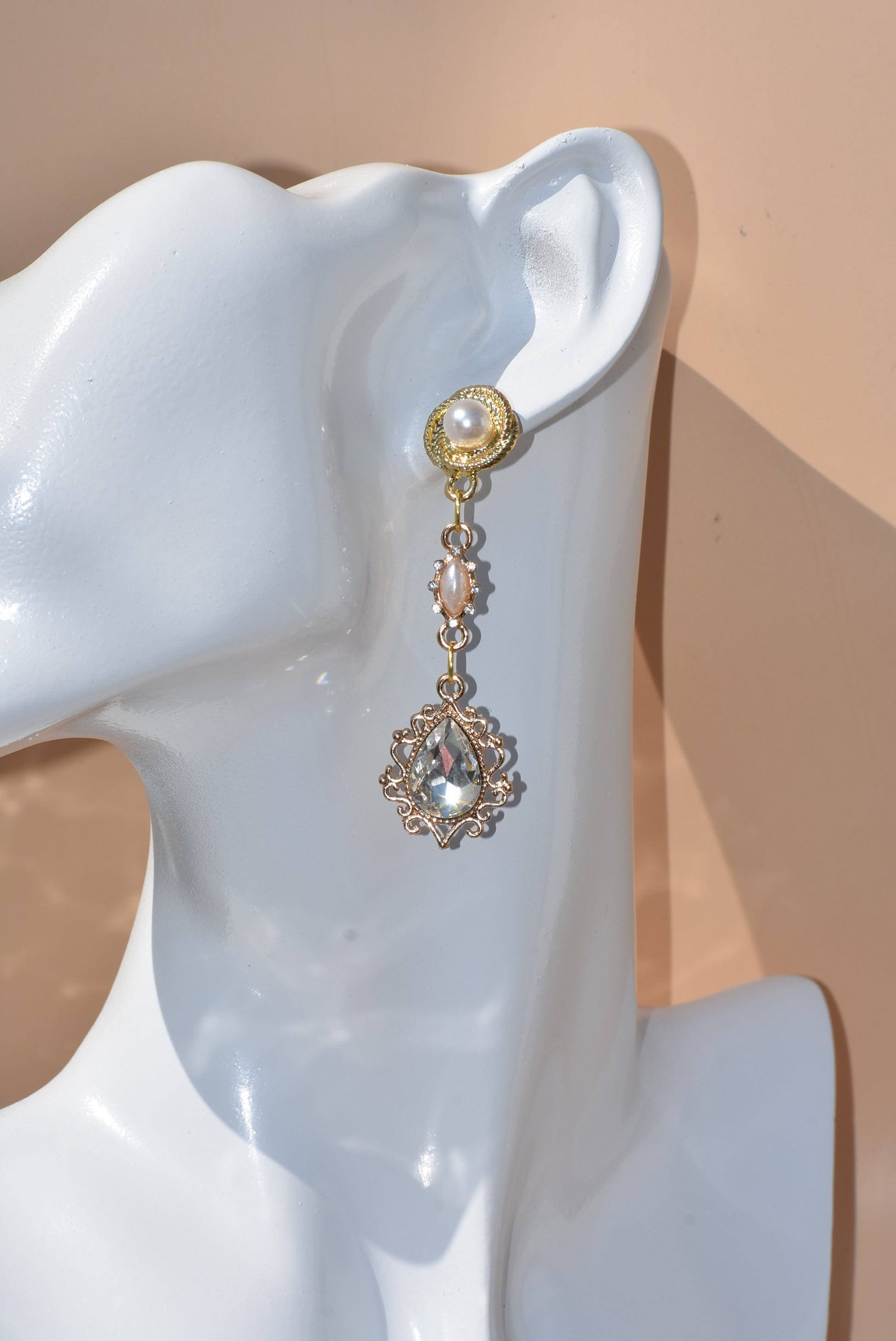 Make a lasting impression on your big day with our Wedding Collection 12 earrings! Handcrafted with hypoallergenic pearl posts and a dazzling cubic zirconia diamond pendant hanging from a beautiful pearl connector, this one-of-a-kind piece is the perfect accessory for any bride.