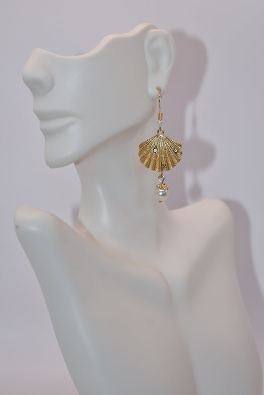 Add some sparkle to your style with these gorgeous Gold Collection earrings! Crafted with a hypoallergenic gold hook, they feature a beautiful gold fan design, scattered with twinkling crystals and finished off with a single pearl drop that gives the perfect touch of elegance. Shine brighter than the sun!