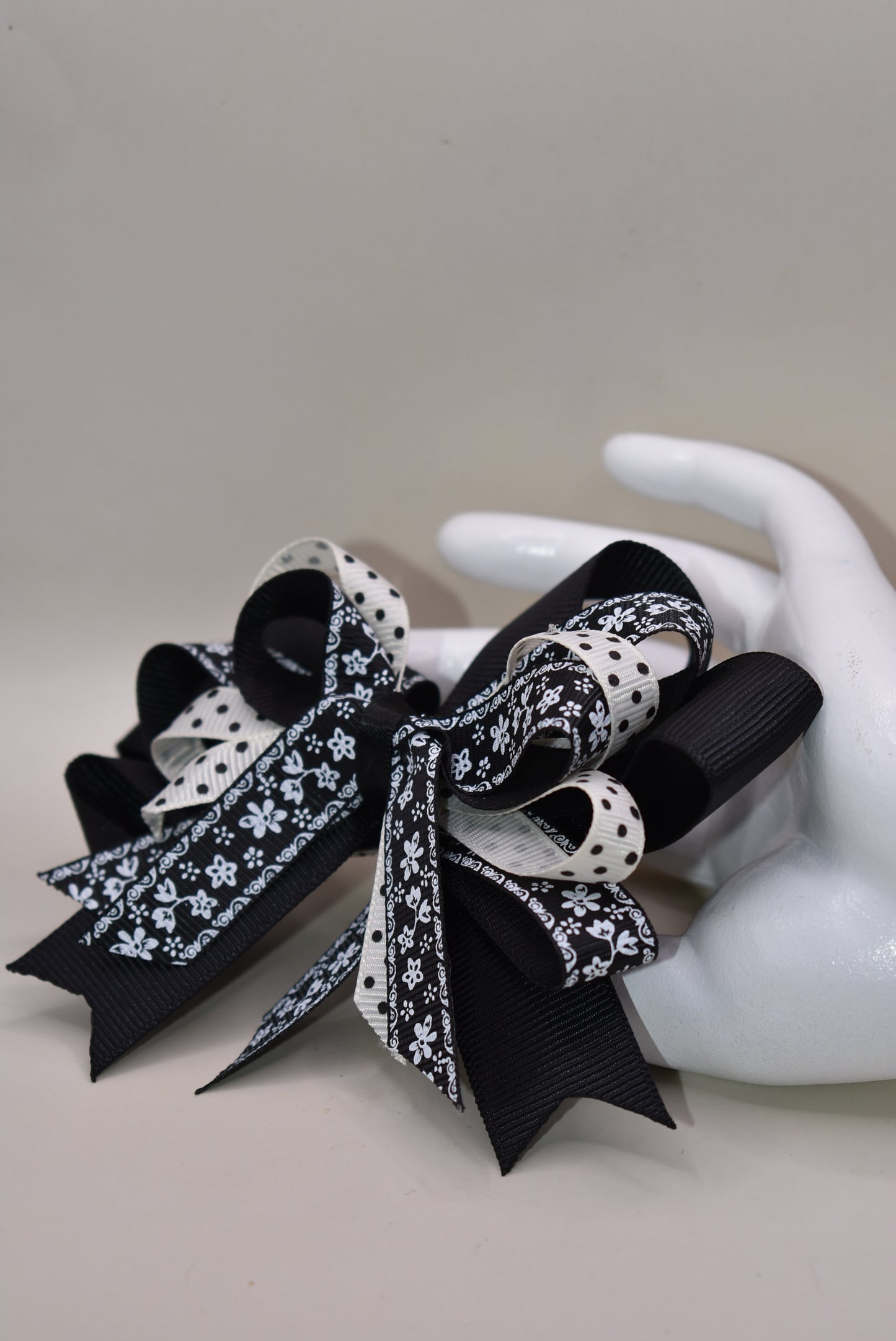 Unleash your little girl's style with Nana's Collection 76! This elegant bow is a perfect combination of black and cream, topped off with a pretty multi-mixed ribbon. The wrapped alligator clip adds ease of wear, making it ideal for any outfit. You'll love how this bow brings your little one's look to life. 🎀