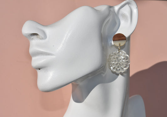 Add a playful touch to any outfit with our hypoallergenic white resin and wood earrings. The pretty white flower charm hangs perfectly off the ear, making it versatile for any look. Comfortable for sensitive ears, these earrings are the perfect addition to your accessory collection!