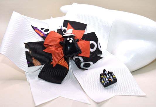 Add a sprinkle of spooky charm with this super fun white longer bow 🎀 featuring an adorable Halloween ribbon topped with the cutest black ghost 👻. The threaded clip makes it easy to wear and perfect for festive fun!