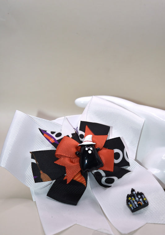 Add a sprinkle of spooky charm with this super fun white longer bow 🎀 featuring an adorable Halloween ribbon topped with the cutest black ghost 👻. The threaded clip makes it easy to wear and perfect for festive fun!