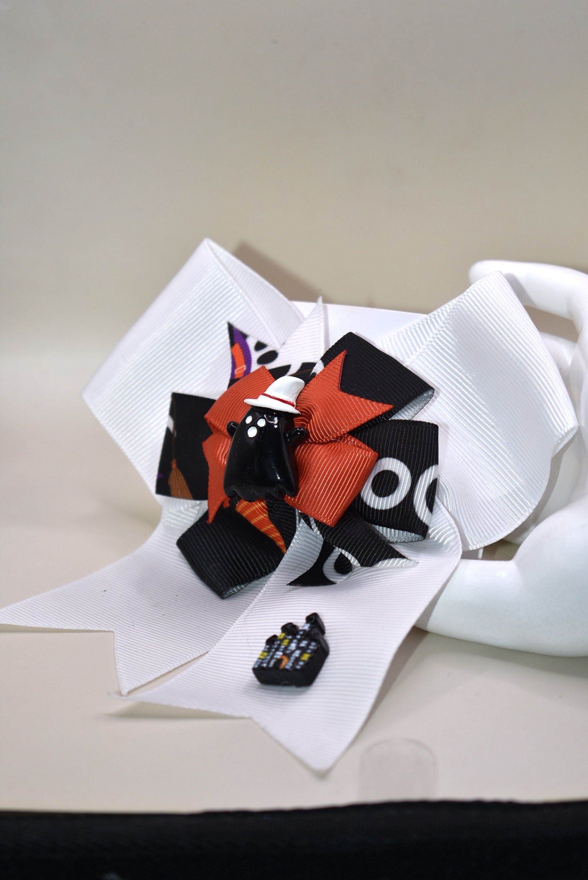 Add a sprinkle of spooky charm with this super fun white longer bow 🎀 featuring an adorable Halloween ribbon topped with the cutest black ghost 👻. The threaded clip makes it easy to wear and perfect for festive fun!