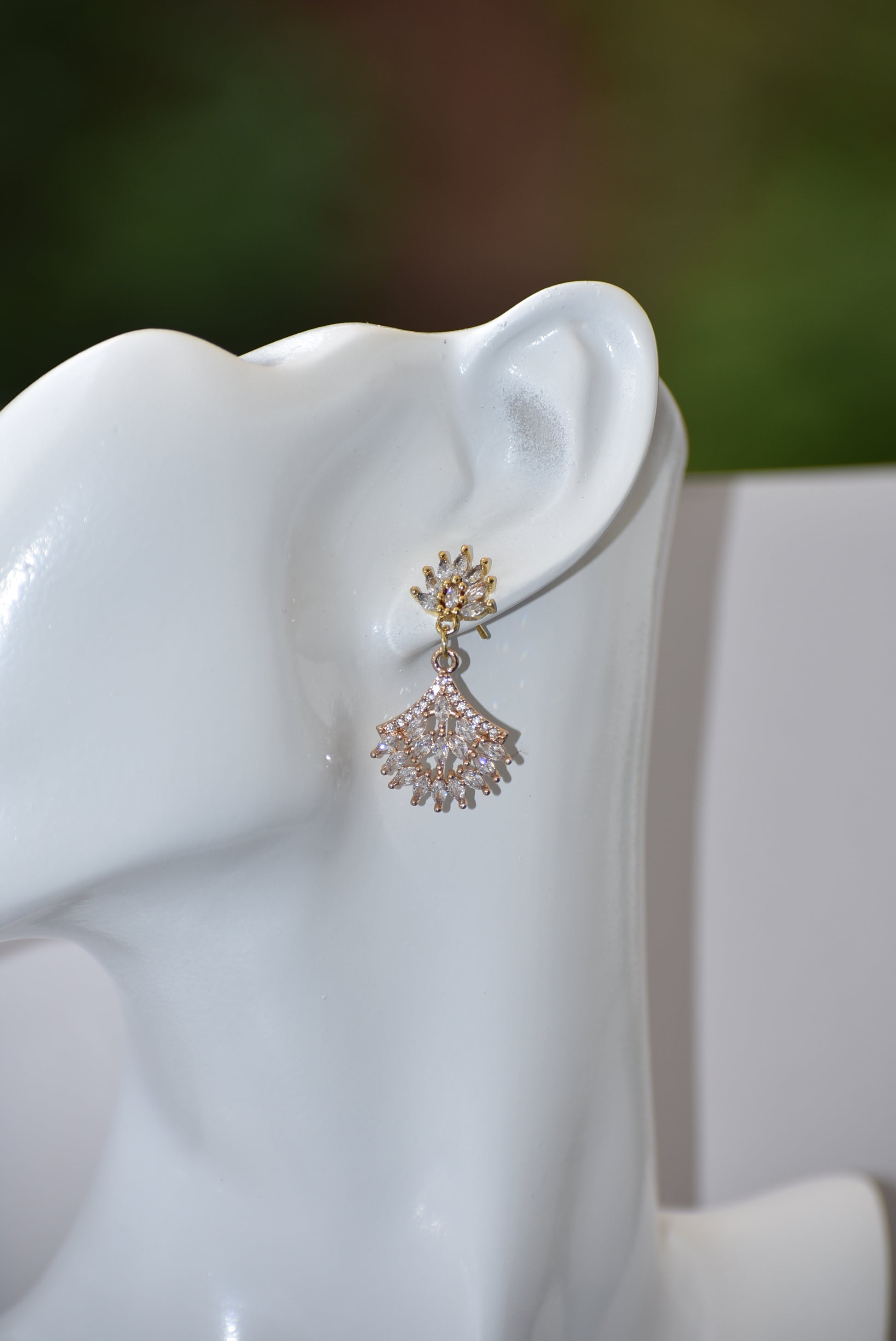 This Wedding Collection sparkles with its stunning cubic zirconia stud earrings and hanging crystal fan design charm. Perfectly elegant and sexy, they'll be sure to turn heads on the big day.