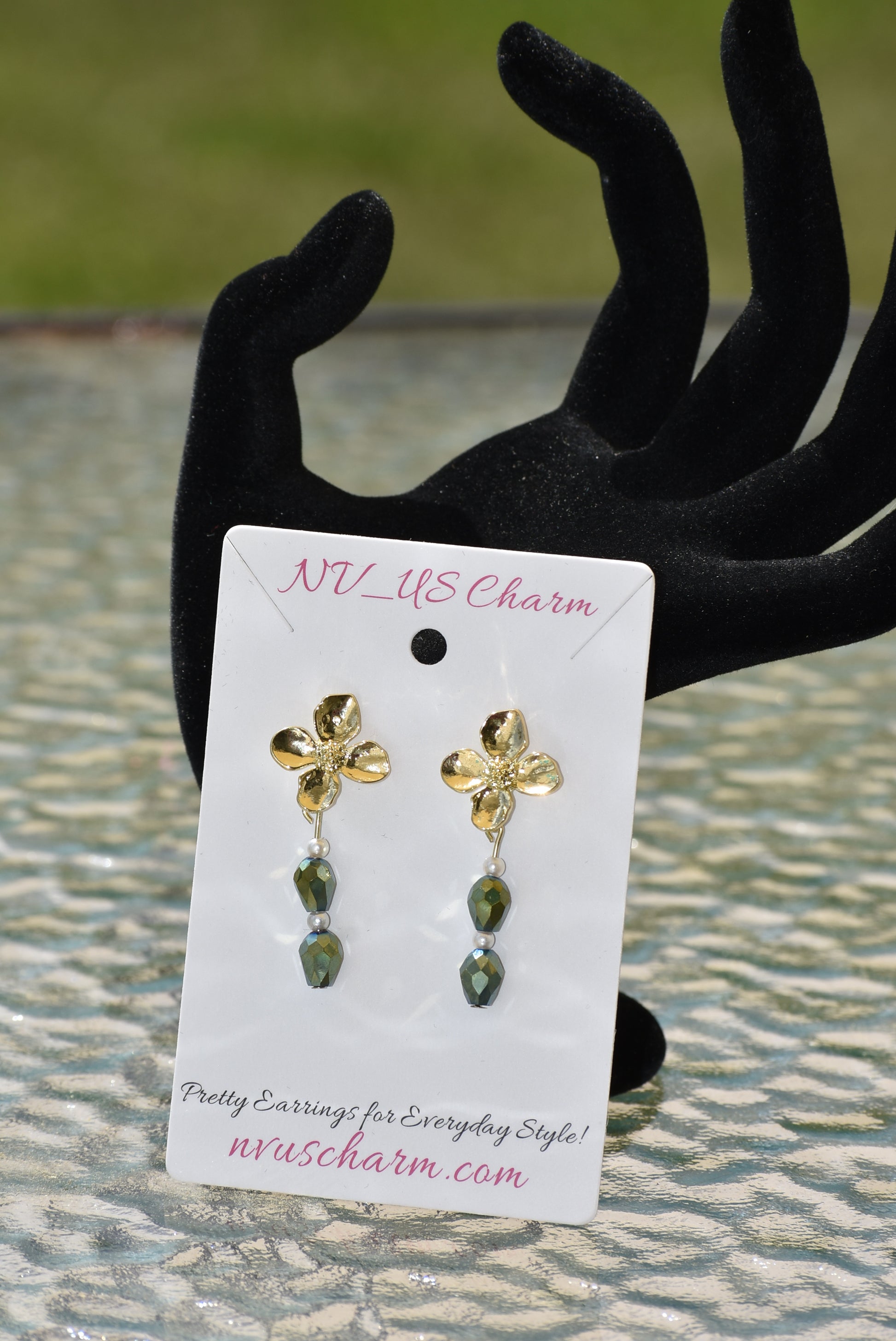 The Green Collection 2 earrings feature an eye-catching combination of precious crystals and pearls. Crafted from gold-flowered posts, the earrings are lightweight and comfortable for all-day wear, making them ideal for any special occasion.