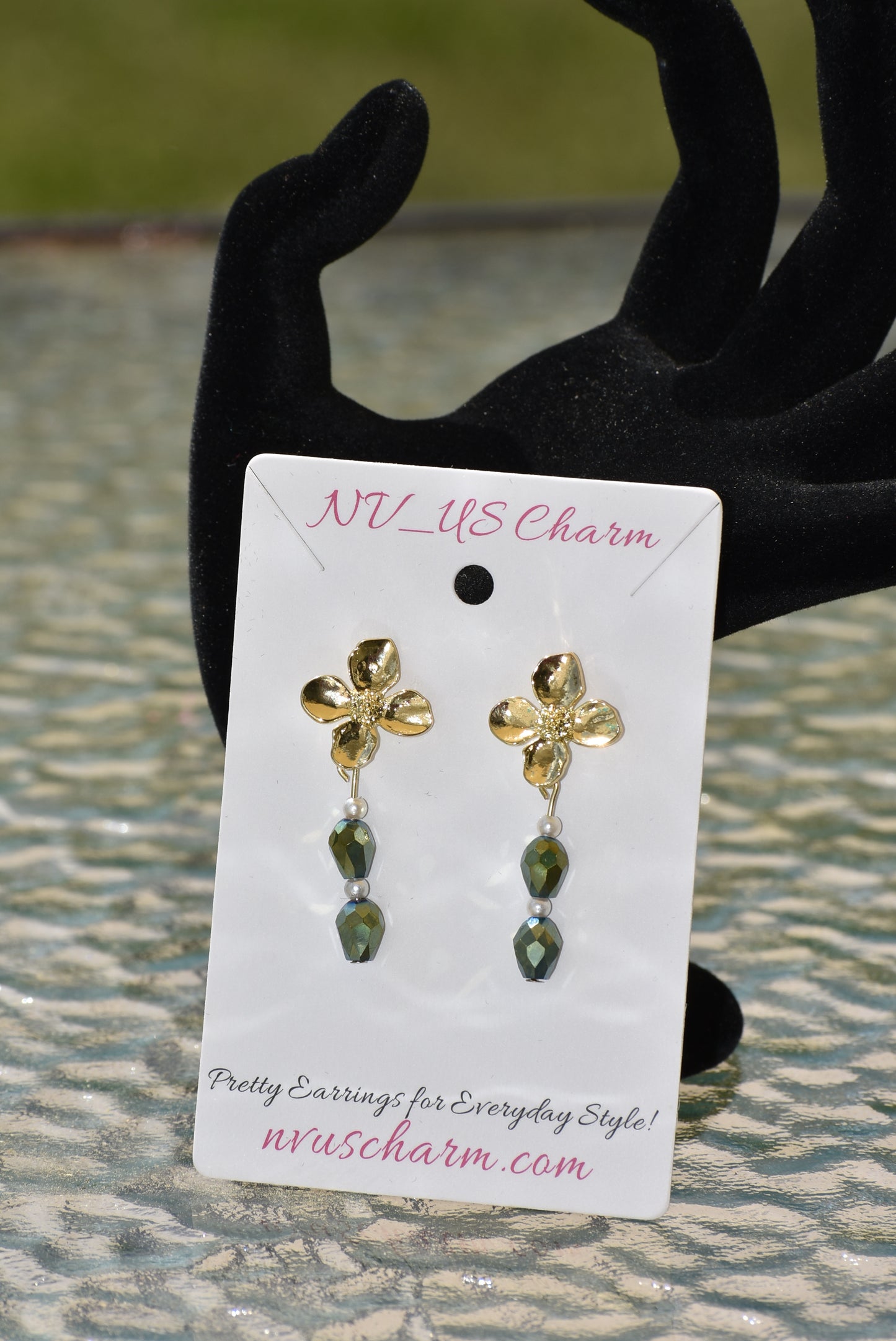 The Green Collection 2 earrings feature an eye-catching combination of precious crystals and pearls. Crafted from gold-flowered posts, the earrings are lightweight and comfortable for all-day wear, making them ideal for any special occasion.