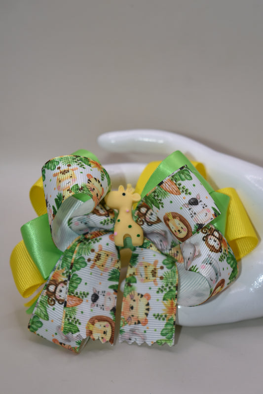 Jungle vibes alert! 🌿 This adorable bow features layers of grosgrain and satin ribbons topped with the cutest little giraffe ever! 🦒 Perfect for safari-loving little ones, the wrapped alligator clip ensures it stays put through all their wild adventures. Stylish, playful, and totally zoo-tiful! 🎀
