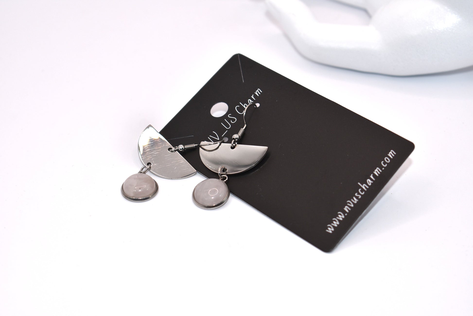 Upgrade your earring game with our Gray Collection. These stainless-steel half-moon earrings feature gray agate stones and hypoallergenic hooks, perfect for sensitive ears. A unique addition to any outfit!