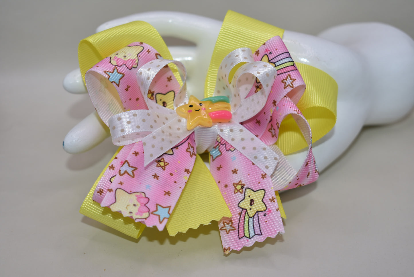 Brighten your little star’s day with this adorable yellow bow featuring a charming stars ribbon motif ✨🌟! Complete with a cute star charm and a rainbow 🌈, it’s the perfect playful accessory to bring smiles and sparkle to any outfit. Love you to the stars and back! 💛⭐