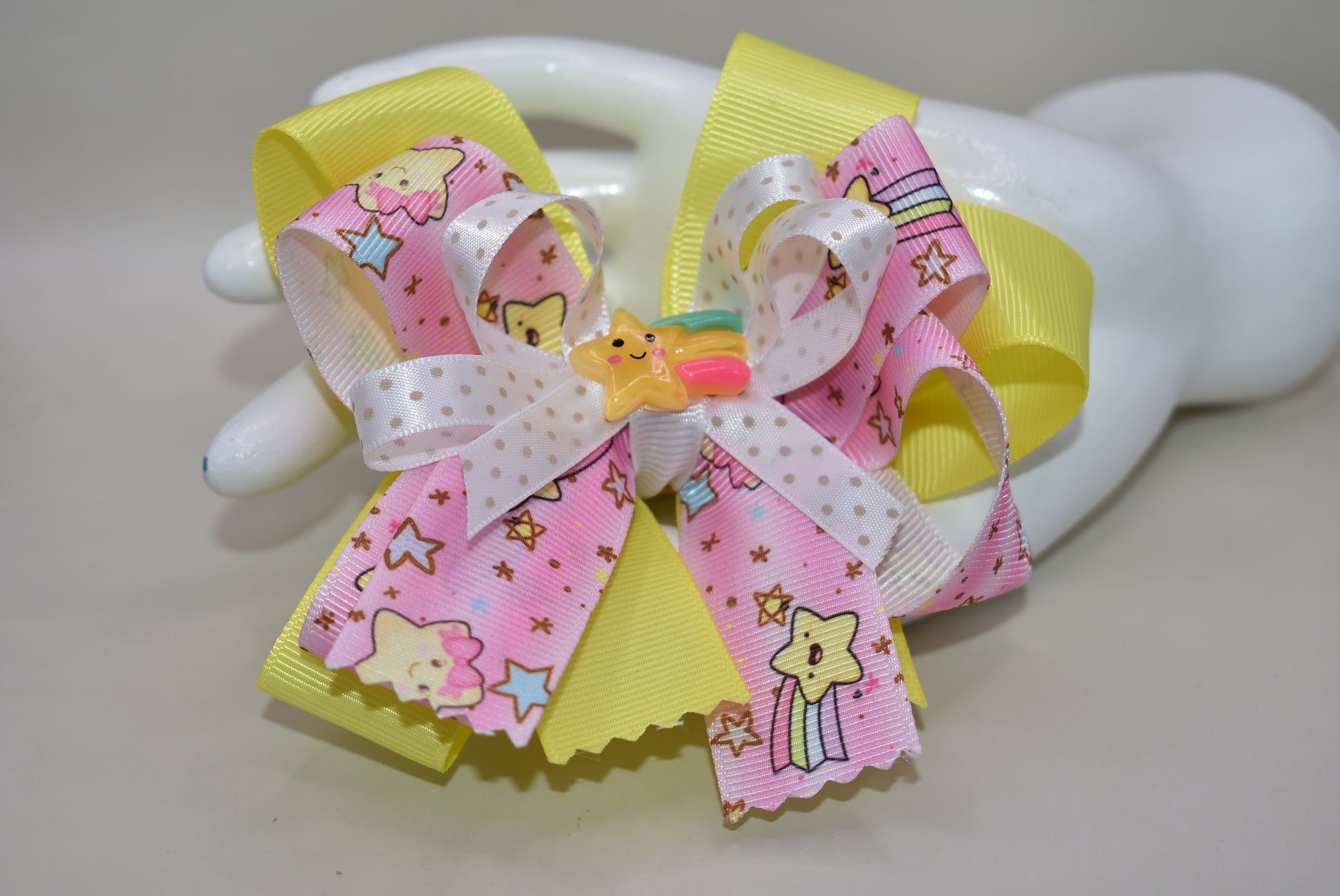 Brighten your little star’s day with this adorable yellow bow featuring a charming stars ribbon motif ✨🌟! Complete with a cute star charm and a rainbow 🌈, it’s the perfect playful accessory to bring smiles and sparkle to any outfit. Love you to the stars and back! 💛⭐