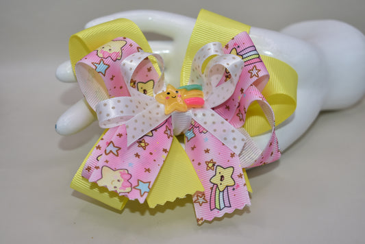 Brighten your little star’s day with this adorable yellow bow featuring a charming stars ribbon motif ✨🌟! Complete with a cute star charm and a rainbow 🌈, it’s the perfect playful accessory to bring smiles and sparkle to any outfit. Love you to the stars and back! 💛⭐