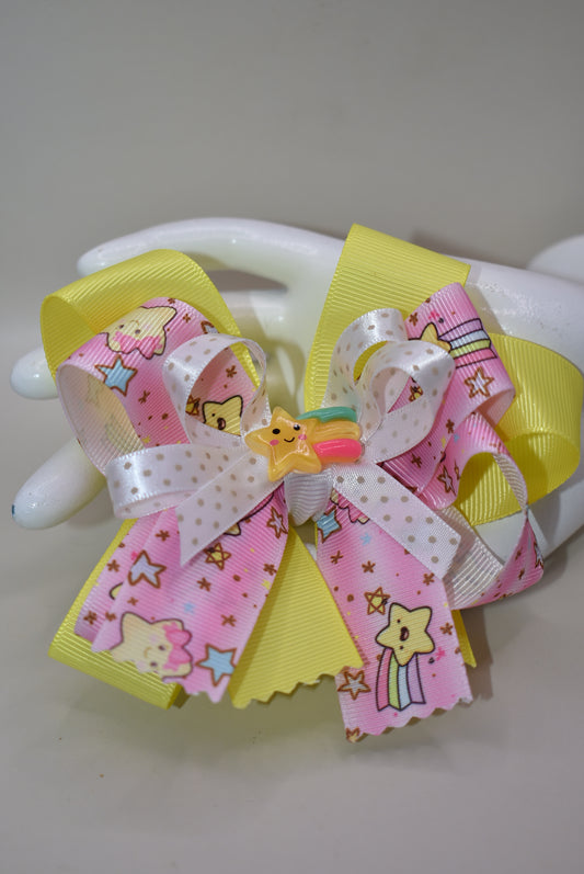 Brighten your little star’s day with this adorable yellow bow featuring a charming stars ribbon motif ✨🌟! Complete with a cute star charm and a rainbow 🌈, it’s the perfect playful accessory to bring smiles and sparkle to any outfit. Love you to the stars and back! 💛⭐