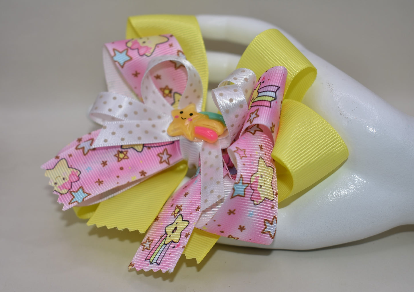 Brighten your little star’s day with this adorable yellow bow featuring a charming stars ribbon motif ✨🌟! Complete with a cute star charm and a rainbow 🌈, it’s the perfect playful accessory to bring smiles and sparkle to any outfit. Love you to the stars and back! 💛⭐