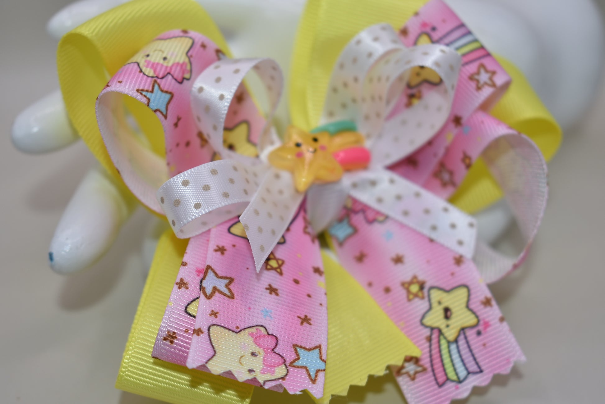 Brighten your little star’s day with this adorable yellow bow featuring a charming stars ribbon motif ✨🌟! Complete with a cute star charm and a rainbow 🌈, it’s the perfect playful accessory to bring smiles and sparkle to any outfit. Love you to the stars and back! 💛⭐