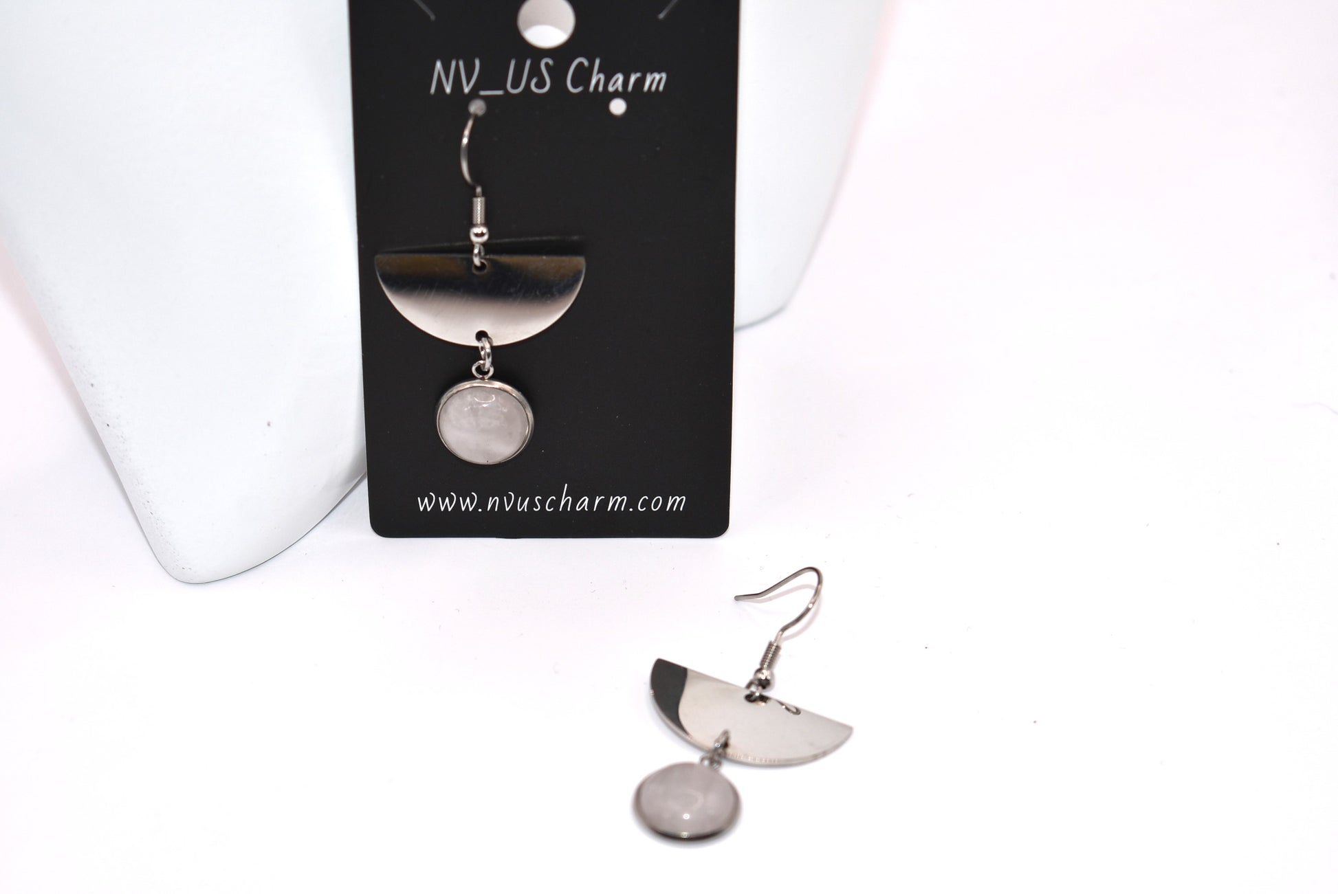 Upgrade your earring game with our Gray Collection. These stainless-steel half-moon earrings feature gray agate stones and hypoallergenic hooks, perfect for sensitive ears. A unique addition to any outfit!