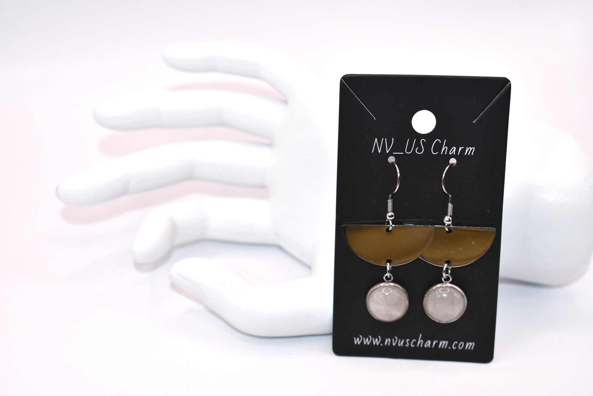 Upgrade your earring game with our Gray Collection. These stainless-steel half-moon earrings feature gray agate stones and hypoallergenic hooks, perfect for sensitive ears. A unique addition to any outfit!