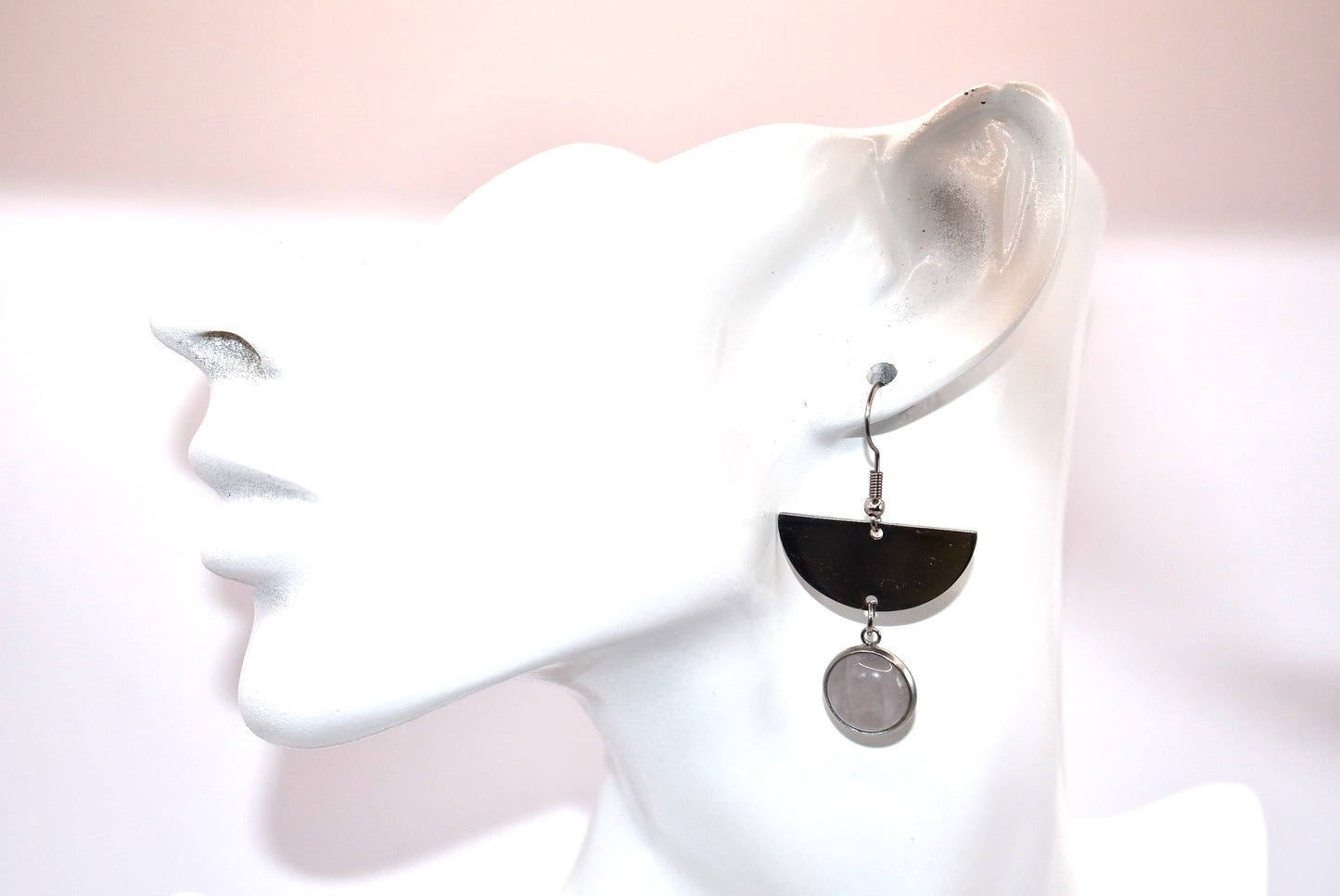 Upgrade your earring game with our Gray Collection. These stainless-steel half-moon earrings feature gray agate stones and hypoallergenic hooks, perfect for sensitive ears. A unique addition to any outfit!