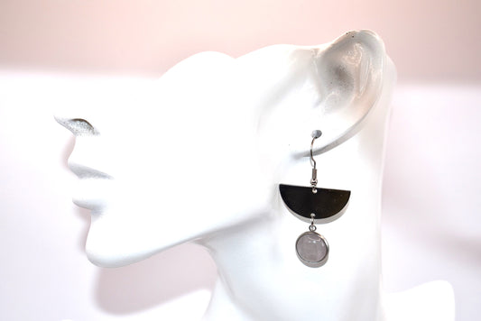 Upgrade your earring game with our Gray Collection. These stainless-steel half-moon earrings feature gray agate stones and hypoallergenic hooks, perfect for sensitive ears. A unique addition to any outfit!