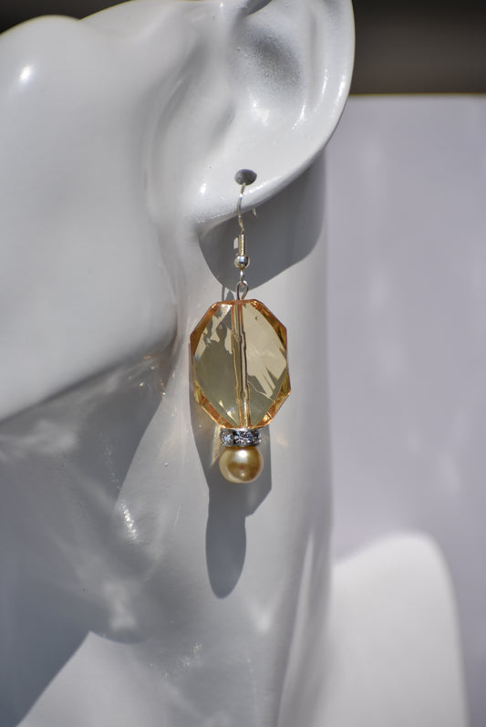 Be ready for any casual or formal event with the Yellow Collection 5. These gorgeous hook earrings are crafted with yellow pearl and crystals, perfect for adding a hint of chic sophistication to your style. The yellow pearls and crystals add a subtle elegance to any outfit, making them a timeless accessory.