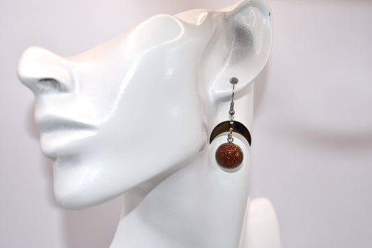 Introducing the Brown Collection - stylish stainless-steel earrings with a cabochon copper sparkly stone. These earrings feature a comfortable half-moon design and pair perfectly with any outfit (you'll love them!). Upgrade your accessory game and add a touch of sparkle with these unique earrings.