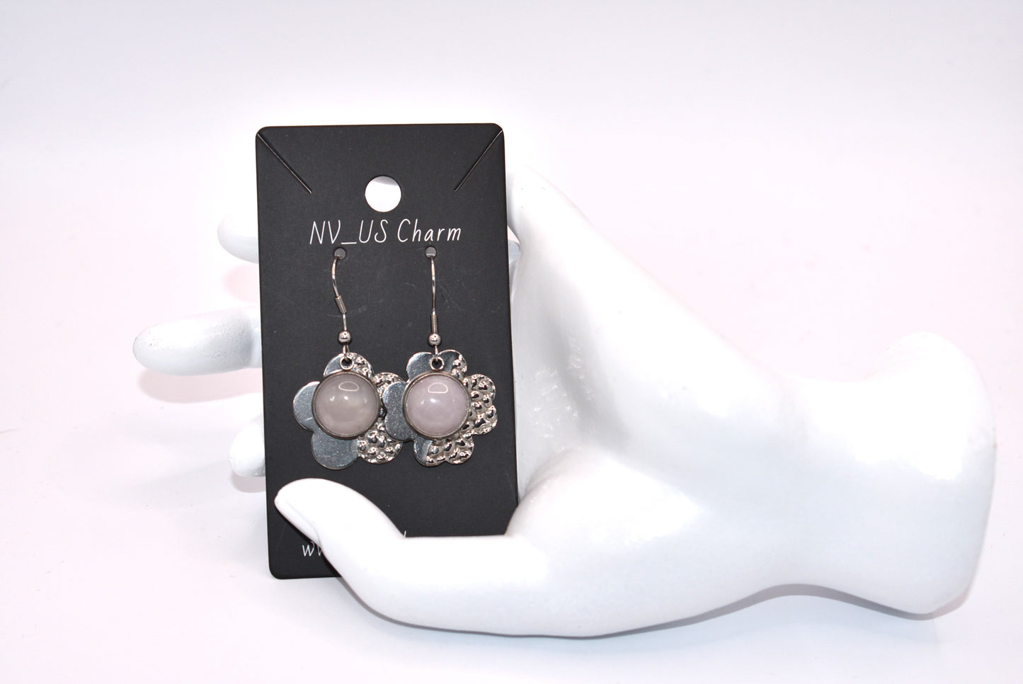 Get ready to blossom with our Gray Collection earrings! The stainless-steel flower background will add a touch of elegance to any outfit, while the gray agate cabochon stone brings a touch of natural beauty. Hypoallergenic hooks ensure a comfortable wear for all.