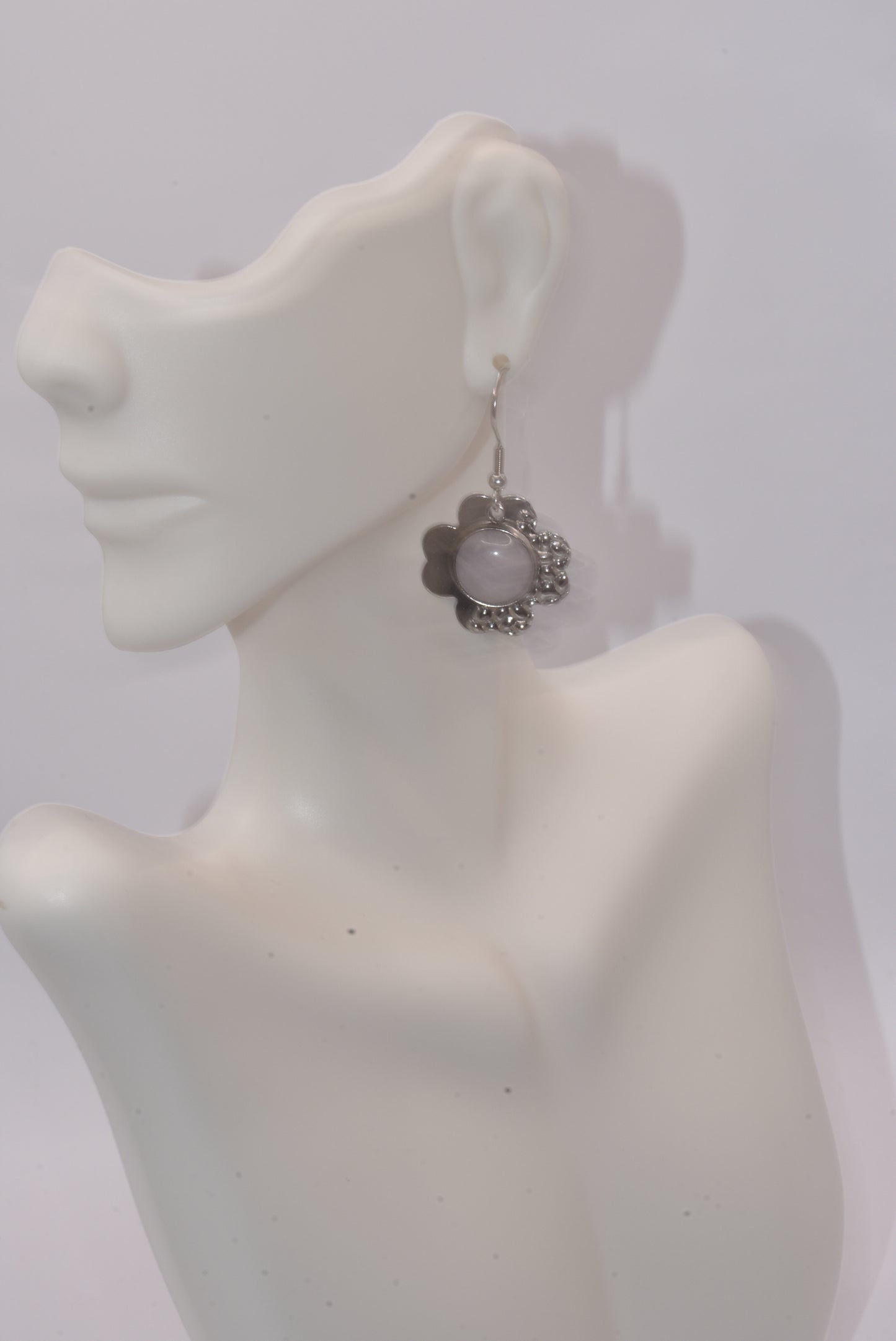 Get ready to blossom with our Gray Collection earrings! The stainless-steel flower background will add a touch of elegance to any outfit, while the gray agate cabochon stone brings a touch of natural beauty. Hypoallergenic hooks ensure a comfortable wear for all.