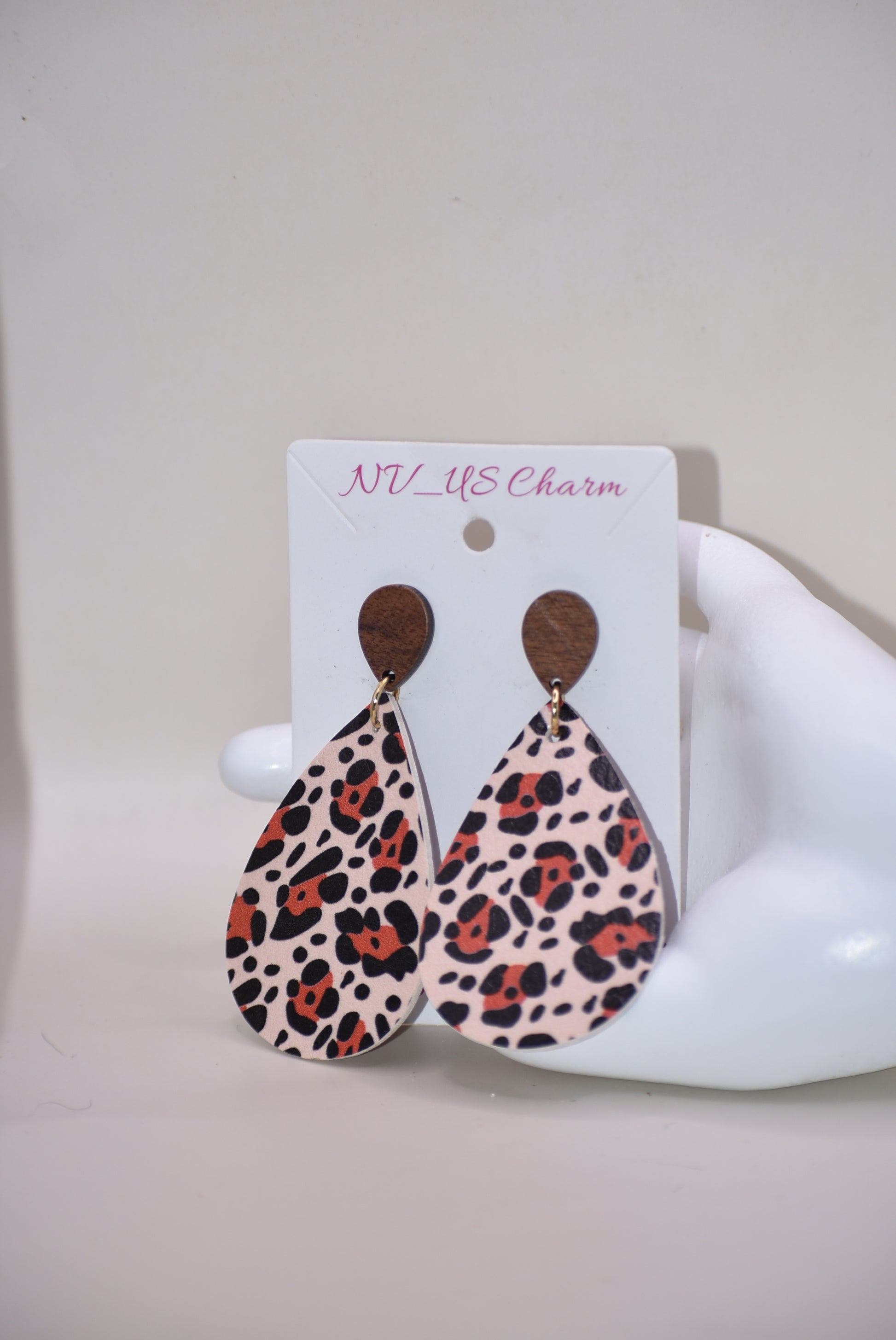 🌴Safari-ready! 🐆 These faux leather teardrop earrings are stylishly supported by lightweight, pearl-shaped wood posts. Perfect for a fun night out with a touch of wildness. 🎉