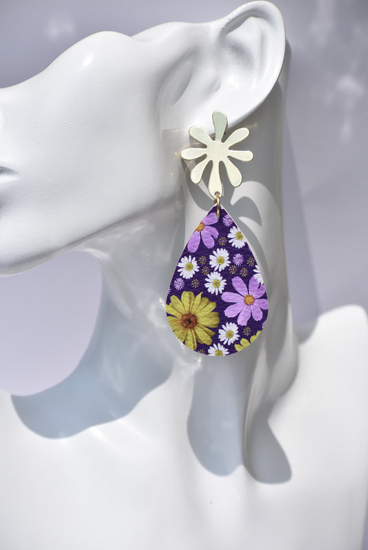 ﻿Spring flowers bring these purple/green/white daisy faux leather teardrops to life.  These unusual earrings hang on gold flower posts.  You will fall in love with these earrings.