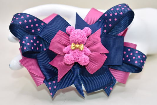 Calling all Teddy Bear lovers! 🧸 This adorable cutie from Nana's Collection 101 shines in a perfect mix of pink and navy blue. Made from high-quality grosgrain fabric, it’s soft and charming—guaranteed to steal your heart! 💖 Plus, the wrapped alligator clip on the back ensures comfy, all-day wear wherever you go. Clip it, love it, and let the fun begin! 🎀🐻