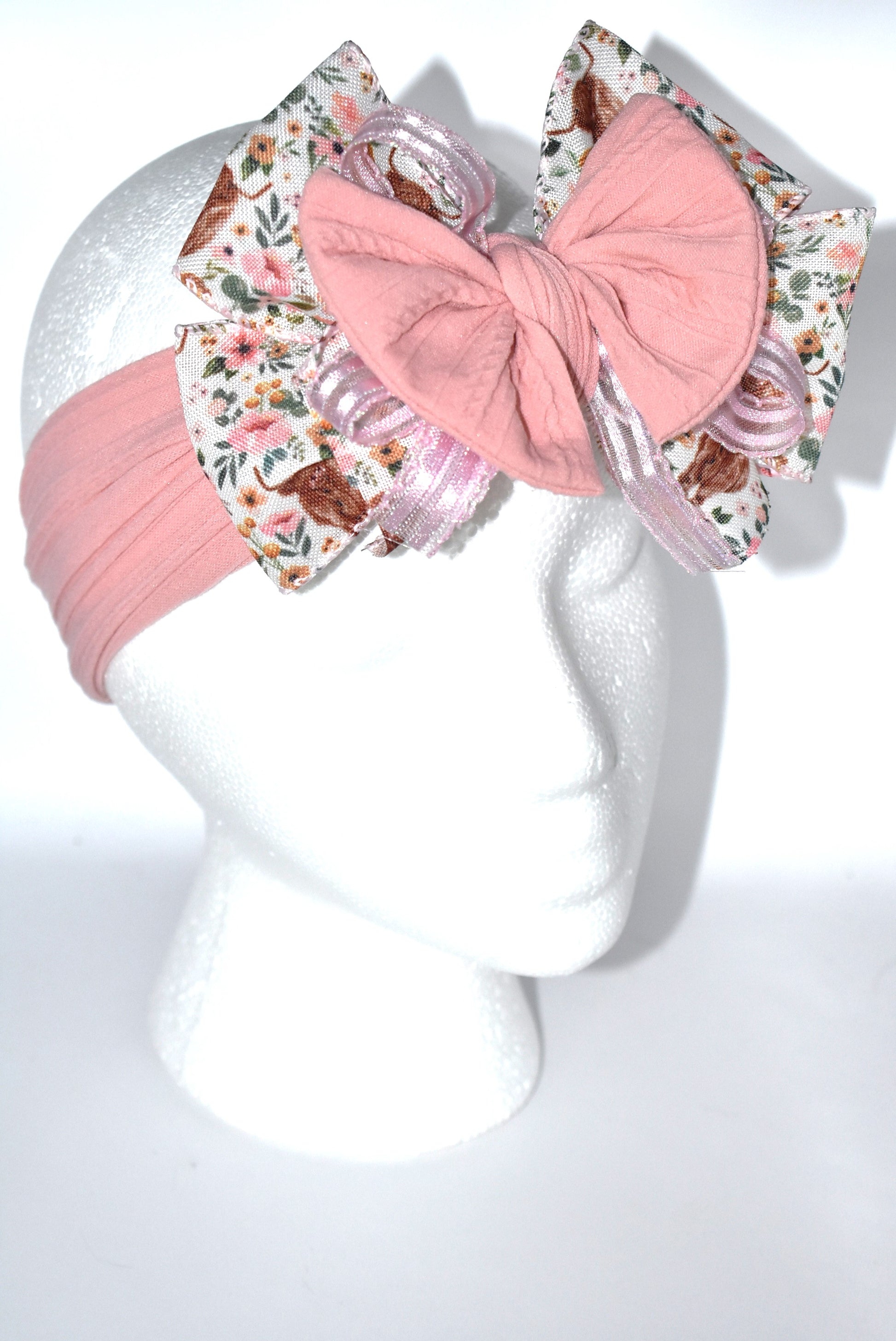 Add a splash of charm to any outfit with this one-of-a-kind wrapped headband! Featuring a cuddly Highland cow ribbon on a soft, wide band, it's designed for all ages and comfort lovers 🐮✨. Perfect for making a fun, bold statement wherever you go—wear your personality proudly! 🎀💕