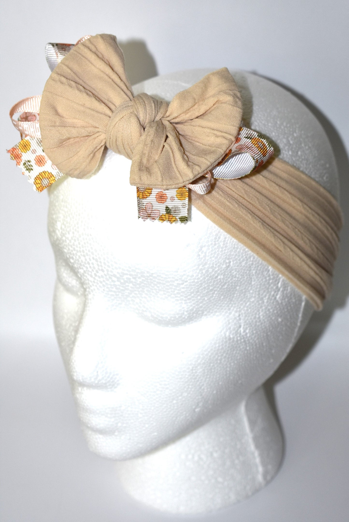 Add a touch of charm to your everyday look with this delightful headband! 🌸 Featuring a pretty floral motif paired with an adorable polka dot ribbon, it's the perfect accessory to elevate any outfit. The comfortable, stretchable design ensures all-day wear without any fuss, while its one-of-a-kind style makes it a standout piece in your collection. ✨ Whether you're dressing up or keeping it casual, this wrapped headband brings a playful pop of personality to your wardrobe. 🎀