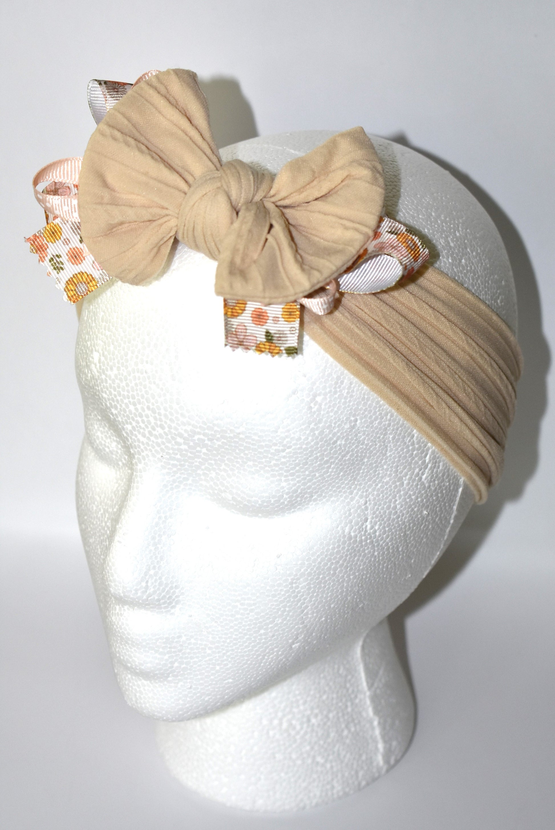 Add a touch of charm to your everyday look with this delightful headband! 🌸 Featuring a pretty floral motif paired with an adorable polka dot ribbon, it's the perfect accessory to elevate any outfit. The comfortable, stretchable design ensures all-day wear without any fuss, while its one-of-a-kind style makes it a standout piece in your collection. ✨ Whether you're dressing up or keeping it casual, this wrapped headband brings a playful pop of personality to your wardrobe. 🎀