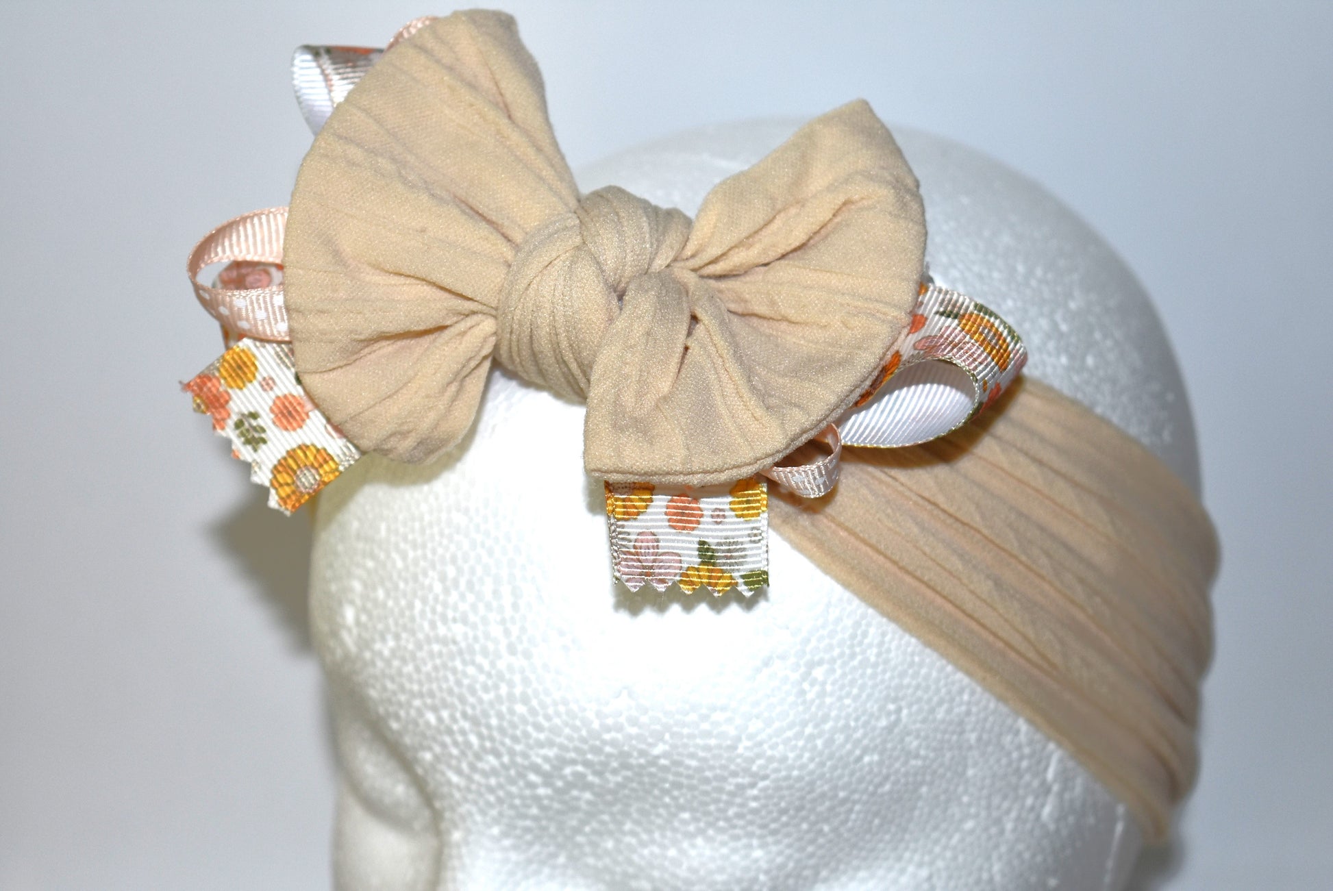 Add a touch of charm to your everyday look with this delightful headband! 🌸 Featuring a pretty floral motif paired with an adorable polka dot ribbon, it's the perfect accessory to elevate any outfit. The comfortable, stretchable design ensures all-day wear without any fuss, while its one-of-a-kind style makes it a standout piece in your collection. ✨ Whether you're dressing up or keeping it casual, this wrapped headband brings a playful pop of personality to your wardrobe. 🎀