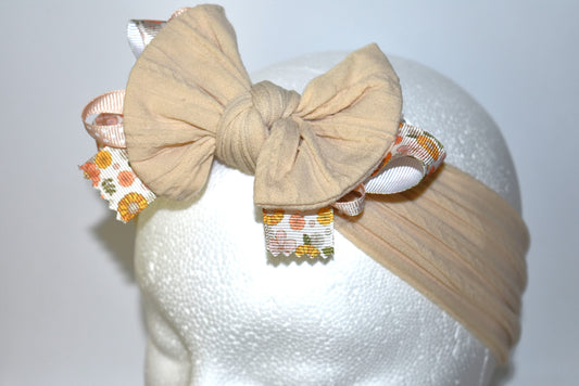 Add a touch of charm to your everyday look with this delightful headband! 🌸 Featuring a pretty floral motif paired with an adorable polka dot ribbon, it's the perfect accessory to elevate any outfit. The comfortable, stretchable design ensures all-day wear without any fuss, while its one-of-a-kind style makes it a standout piece in your collection. ✨ Whether you're dressing up or keeping it casual, this wrapped headband brings a playful pop of personality to your wardrobe. 🎀