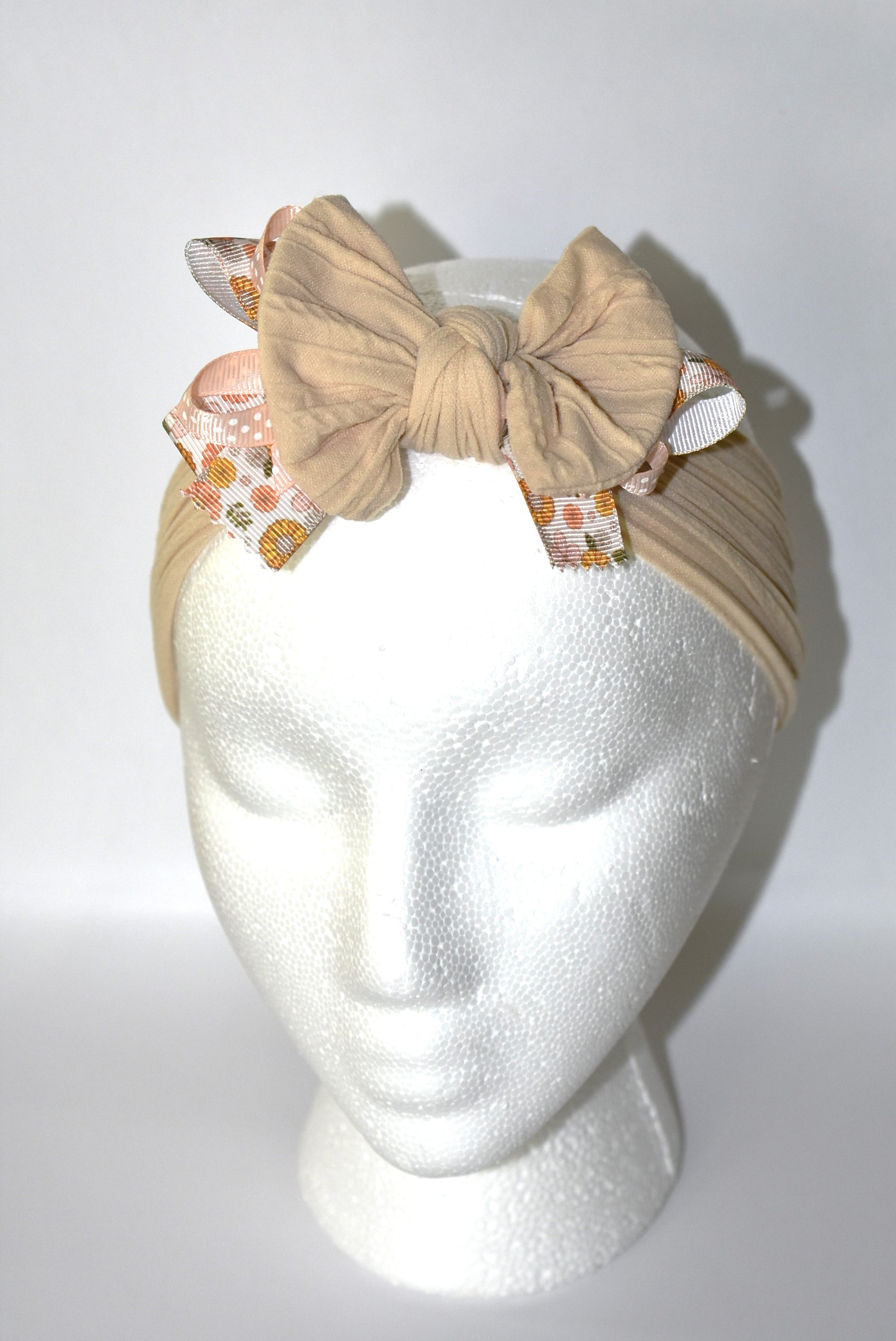 Add a touch of charm to your everyday look with this delightful headband! 🌸 Featuring a pretty floral motif paired with an adorable polka dot ribbon, it's the perfect accessory to elevate any outfit. The comfortable, stretchable design ensures all-day wear without any fuss, while its one-of-a-kind style makes it a standout piece in your collection. ✨ Whether you're dressing up or keeping it casual, this wrapped headband brings a playful pop of personality to your wardrobe. 🎀