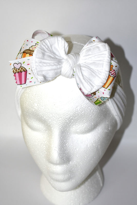 Add a sprinkle of sweetness with this wide white headband featuring a playful cupcake ribbon motif 🎂🍭! Perfect for all ages, this one-of-a-kind accessory brings fun and charm to any outfit. Embrace cupcake heaven and stand out wherever you go! 🎀✨