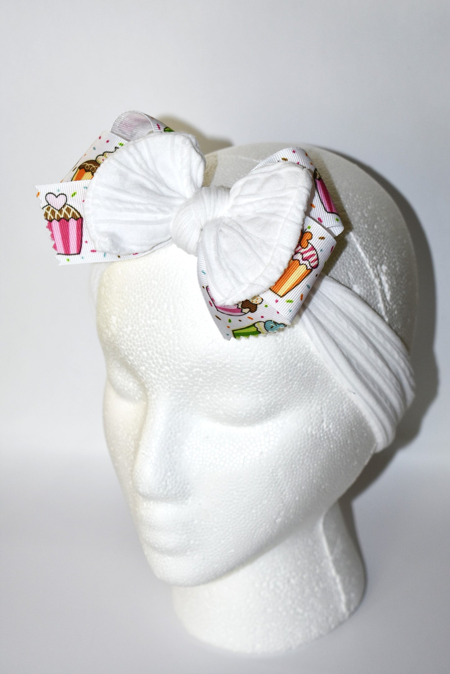 Add a sprinkle of sweetness with this wide white headband featuring a playful cupcake ribbon motif 🎂🍭! Perfect for all ages, this one-of-a-kind accessory brings fun and charm to any outfit. Embrace cupcake heaven and stand out wherever you go! 🎀✨