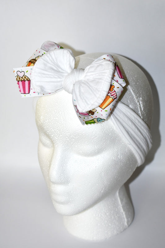 Add a sprinkle of sweetness with this wide white headband featuring a playful cupcake ribbon motif 🎂🍭! Perfect for all ages, this one-of-a-kind accessory brings fun and charm to any outfit. Embrace cupcake heaven and stand out wherever you go! 🎀✨