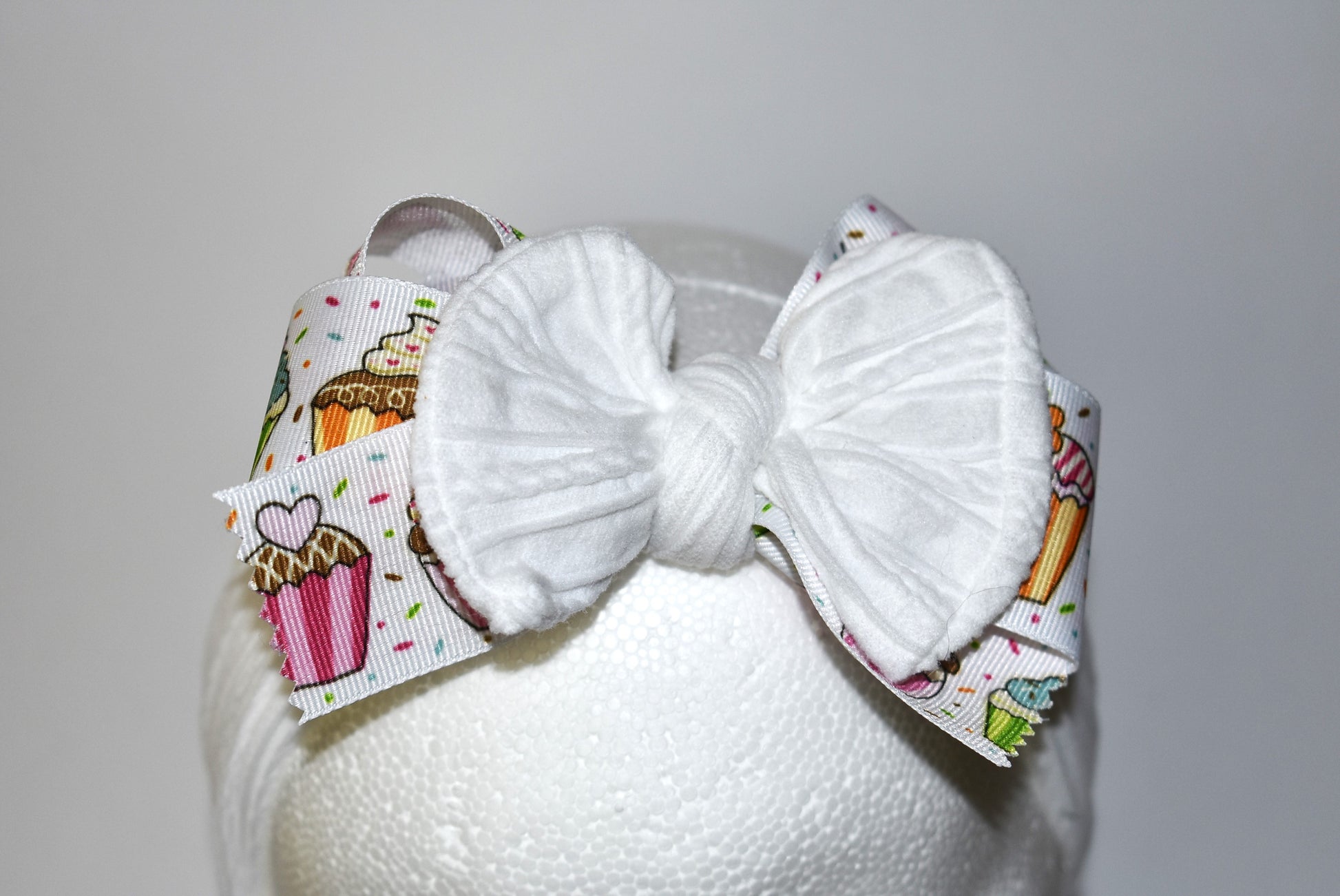 Add a sprinkle of sweetness with this wide white headband featuring a playful cupcake ribbon motif 🎂🍭! Perfect for all ages, this one-of-a-kind accessory brings fun and charm to any outfit. Embrace cupcake heaven and stand out wherever you go! 🎀✨