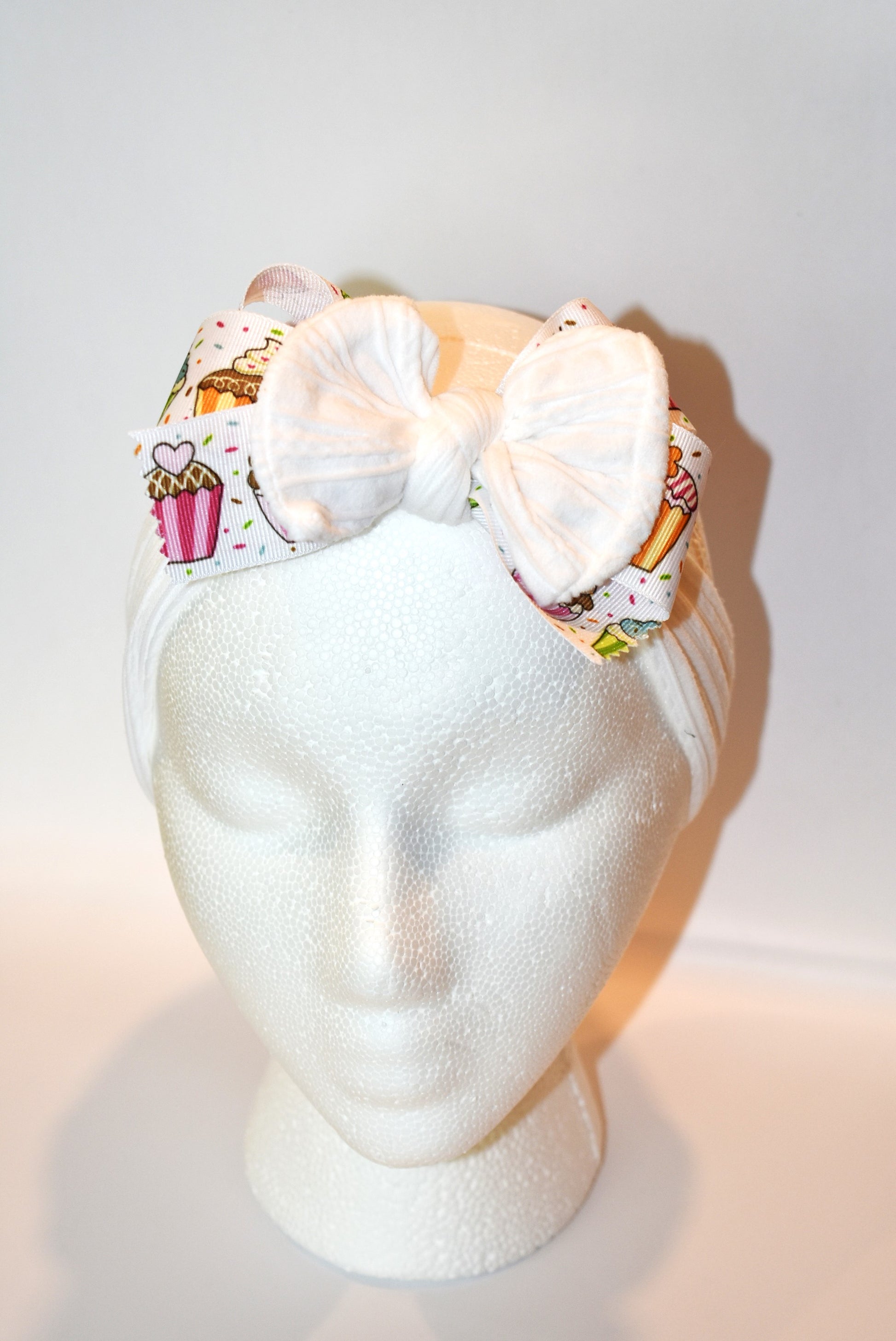 Add a sprinkle of sweetness with this wide white headband featuring a playful cupcake ribbon motif 🎂🍭! Perfect for all ages, this one-of-a-kind accessory brings fun and charm to any outfit. Embrace cupcake heaven and stand out wherever you go! 🎀✨