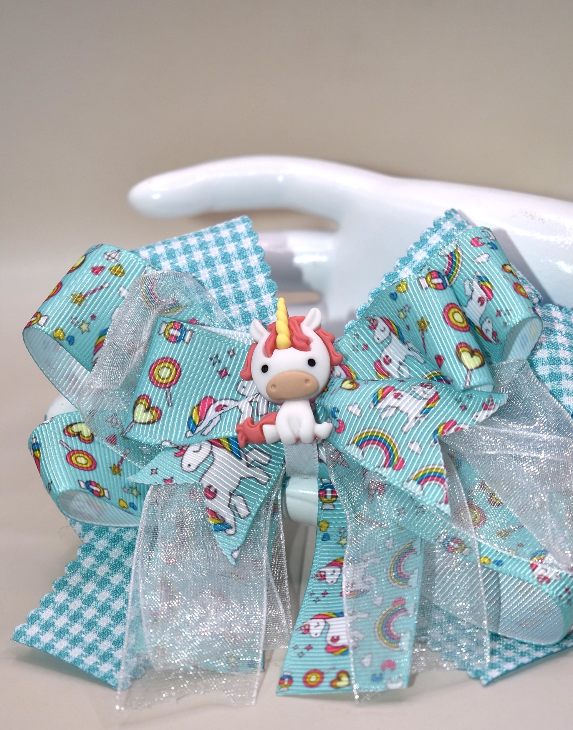 Add a touch of magic with this adorable unicorn motif 🦄, featuring layers and layers of pretty ribbon that sparkle in every twirl ✨. Perfect for your little girl, this clip is wrapped with a comfortable alligator clip to keep her hair flawless all day long 💖. She’ll fall in love with this charming, playful accessory made just for her! 🌈🎀