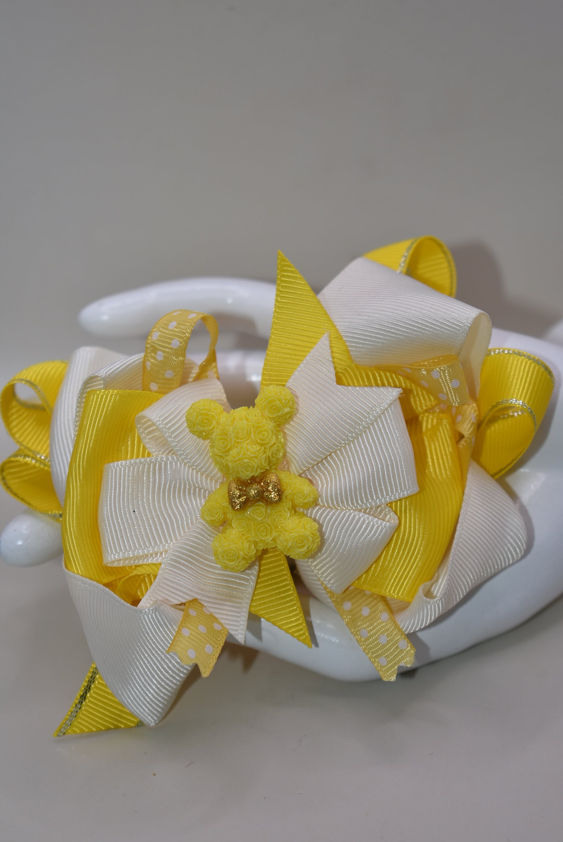 Brighten your day with Nana's Collection 141! 🌟 This adorable yellow bear perches atop layers of sunny yellow and creamy ribbons, making it the perfect playful accessory. 🐻💛 The alligator clip ensures it stays put, adding a cheerful touch wherever you go! 
