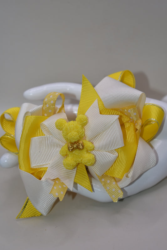 Brighten your day with Nana's Collection 141! 🌟 This adorable yellow bear perches atop layers of sunny yellow and creamy ribbons, making it the perfect playful accessory. 🐻💛 The alligator clip ensures it stays put, adding a cheerful touch wherever you go! 