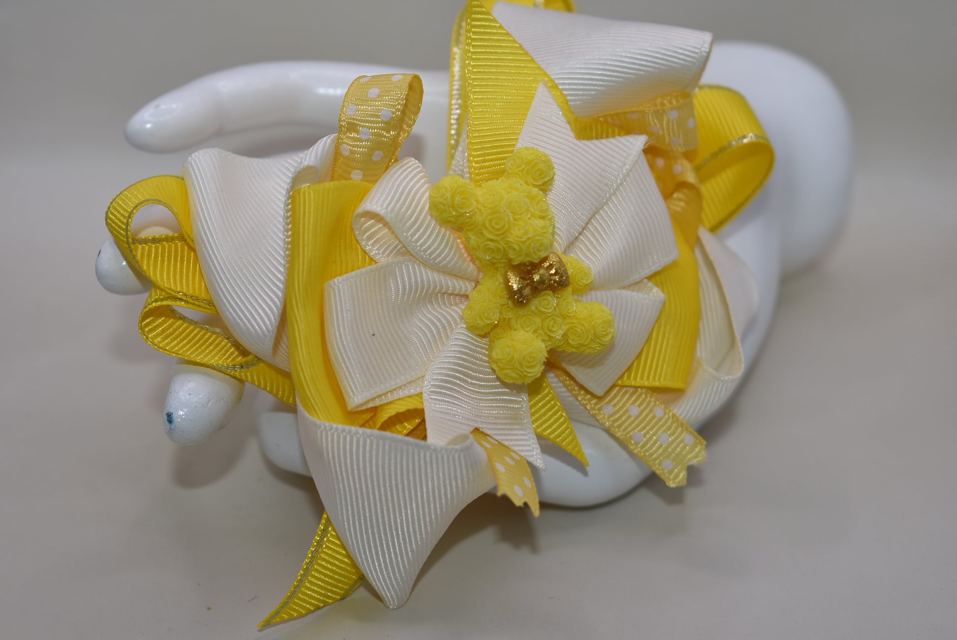 Brighten your day with Nana's Collection 141! 🌟 This adorable yellow bear perches atop layers of sunny yellow and creamy ribbons, making it the perfect playful accessory. 🐻💛 The alligator clip ensures it stays put, adding a cheerful touch wherever you go! 